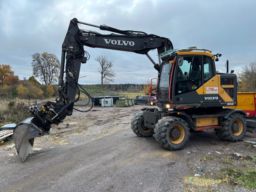 Grävmaskin Volvo EWR150 E - 2017 med tillbehör