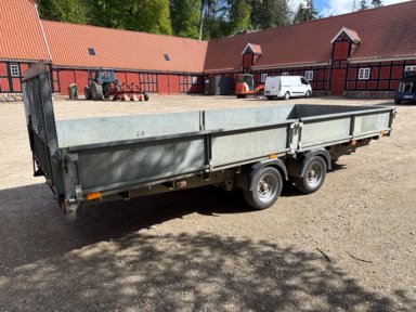 3500 kg boogie-trailer med tip og rampe