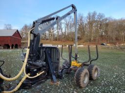 Skogsvagn Huggarvagn med kran Trejon Multiforest MF90