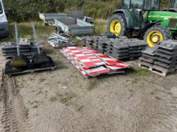 Diverse gummifødder m.v. til vejafmærkningsmateriel.