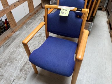 Stole fra mødelokale 42 stk. i bøgetræ med stofsæde. 