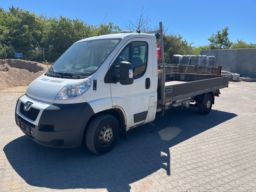 Peugeot Boxer 2,2 HDI ladvogn med HIAM ladkran.
