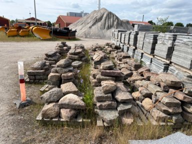 Granitkantsten ca. 350 meter. Forskellige farver og længder.