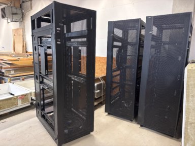 IBM 3 rackskabe til servere og andet it-udstyr