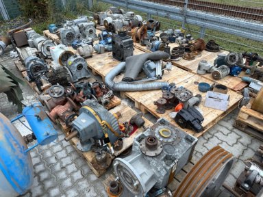 18 paller med elmotorer, gear mv.