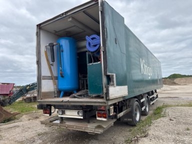 Stålblæser på citytrailer isoleret (meget udstyr)