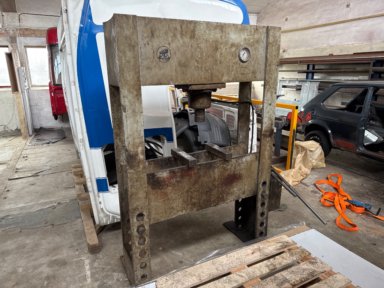 STS - Stenhøj 60 ton Presser