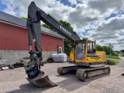 Grävmaskin Volvo EC 200 med tiltrotator och redskap