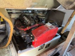 Motor Volvo Penta 230 med drev och drivlina med båtskrov 