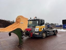 Dragbil  /  Trailerdragare Scania  P94 6x2 med plog 