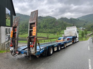 Robust 3-akslet maskintralle med høy nyttelast på hele 40,6 tonn – leveres med ny EU-kontroll.