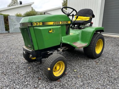 2 st Trädgårdstraktorer John Deere 332 med utrustning.