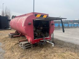 Vann tank ca 10 kubikk med pumpe og slange 