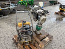 Wacker pladevibrator og jordstamper.