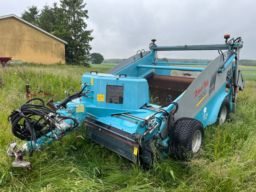 Beach Tech 2800 strandrenser. Bugseret af traktor.